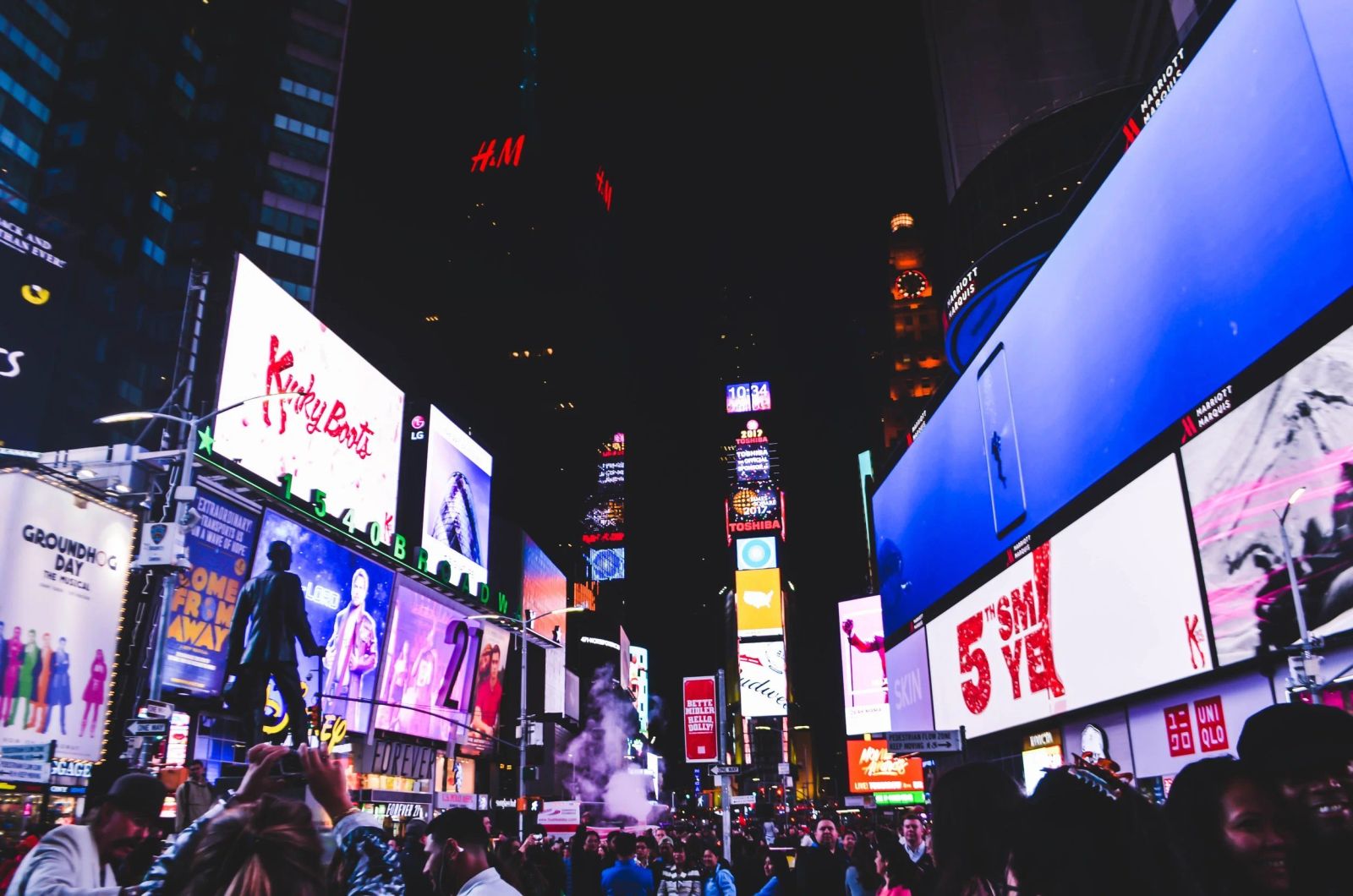 Retail marketing considerations for American brands breaking into the Canadian market
