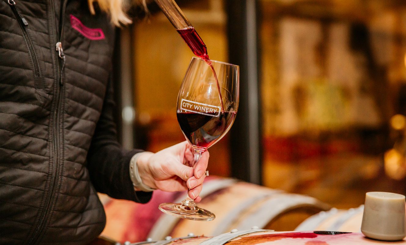 Image of wine pouring into glass