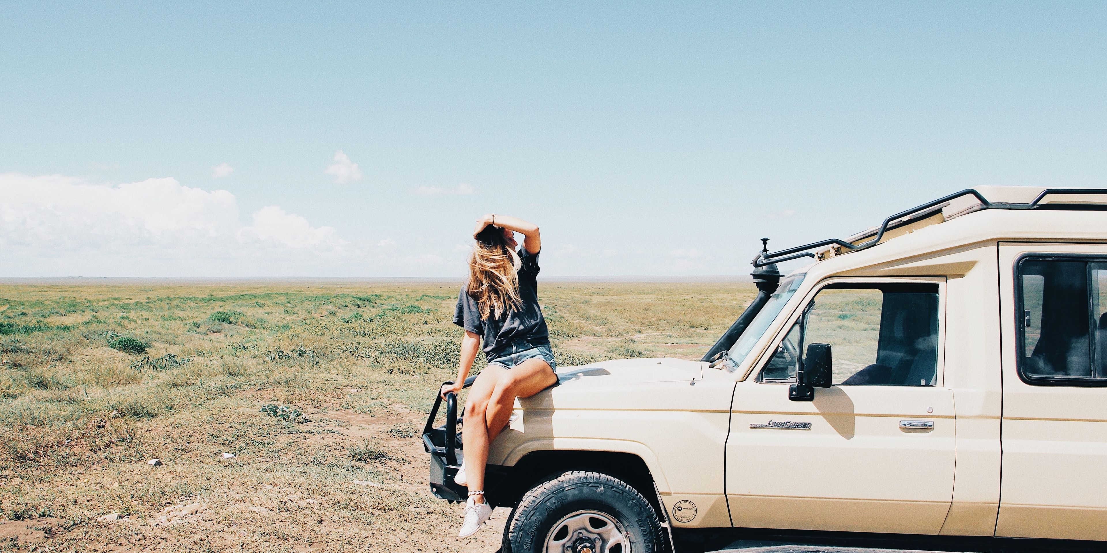 Jente ser etter muligheter fra safaribil