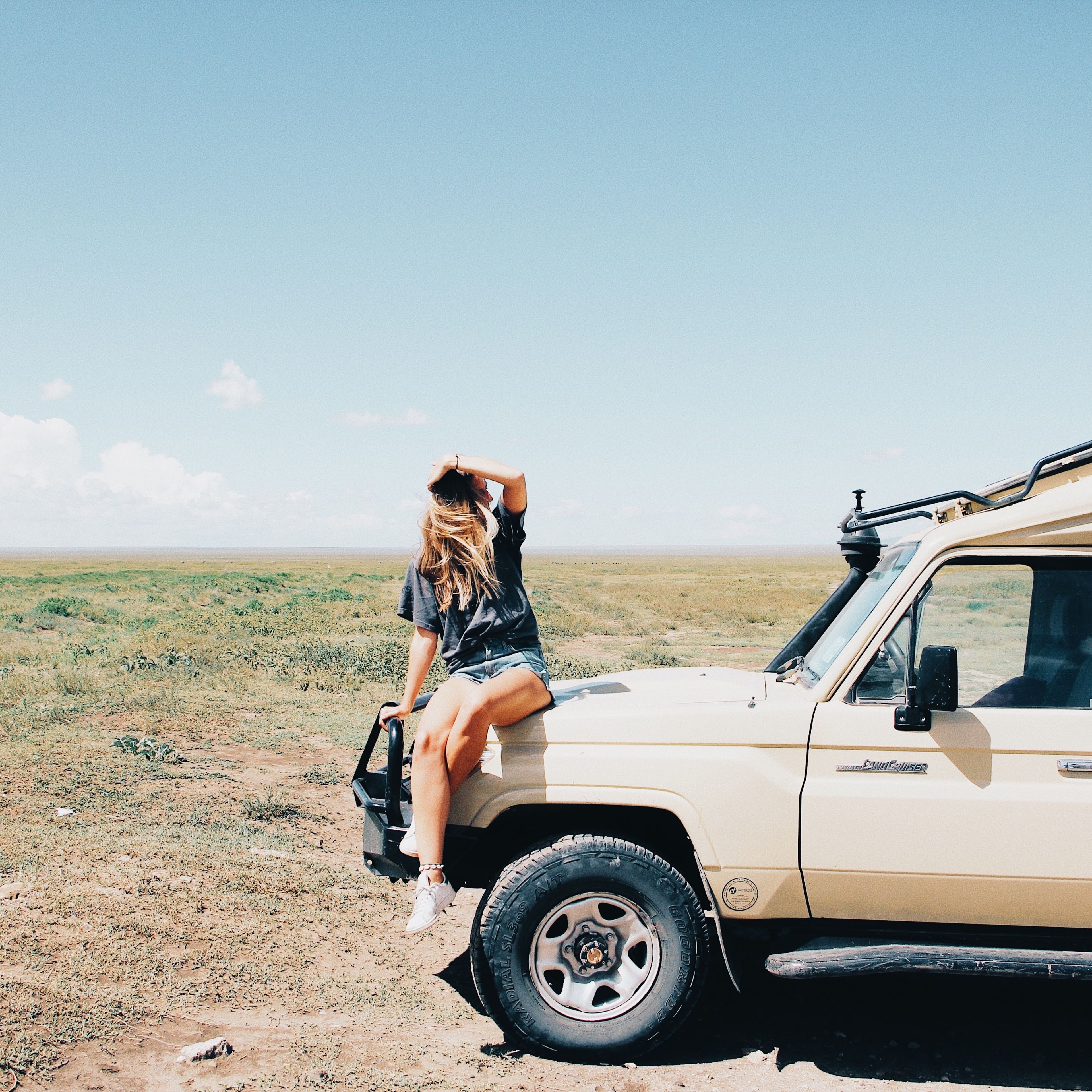 Jente ser etter muligheter fra safaribil