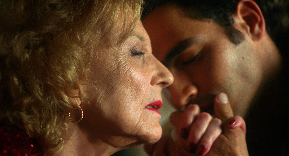 6016508_0001_01_EmergencyExit_S00E001_Stills_13_v3