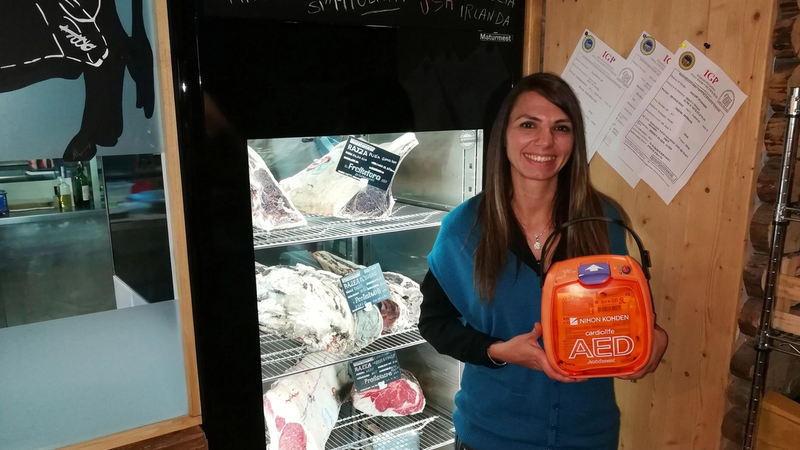 I titolari del ristorante Dogana Golosa con il defibrillatore DAE installato