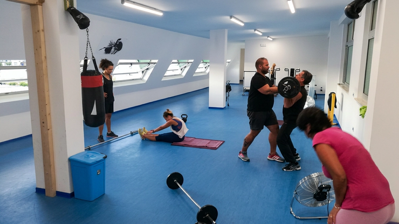 Defibrillatore DAE installato nel centro CrossFit Isola Spartana a Taranto