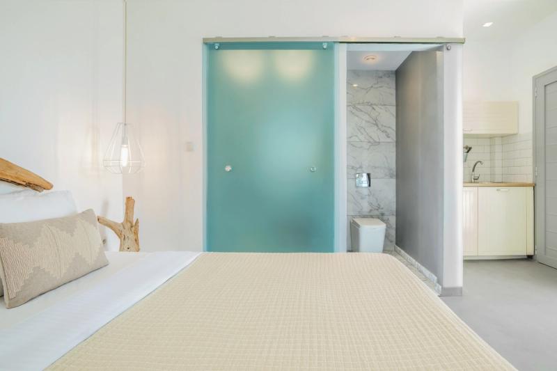 Deluxe Double Room with Side Sea View — photo 3