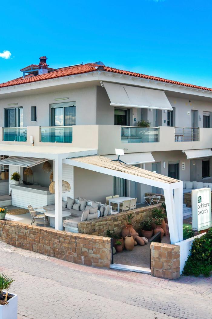     Minimalist design in the heart of Pefkohori 