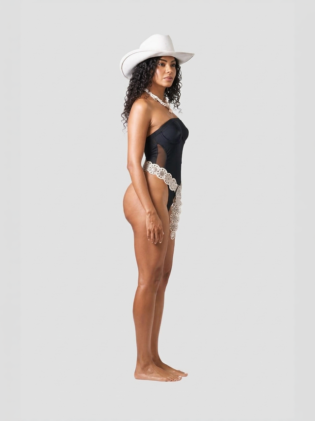 Modelo DEMAK luciendo Hoony, colección Savage
