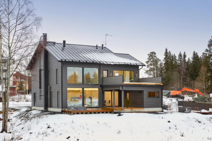 This house was built on a centrally located city plot. The ecological log house was built according to the architect's plan.