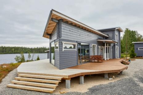 The possibilities of the fantastic building site were considered in the design of this vacation home. The place was built as a log structure, combining different machining techniques.