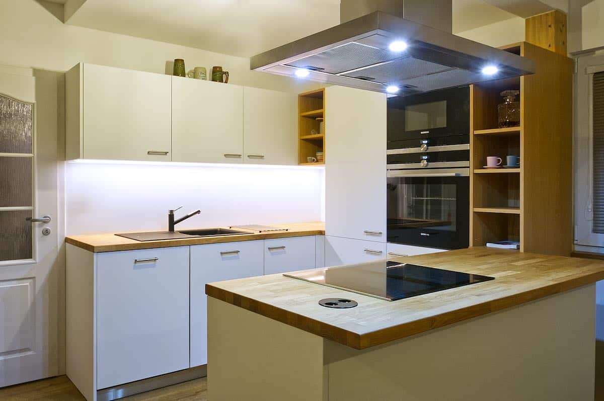 Kuchyň s dubovou deskou Jesenice