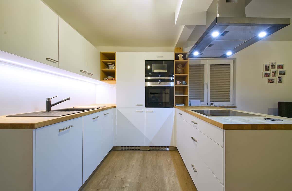 Kuchyň s dubovou deskou Jesenice
