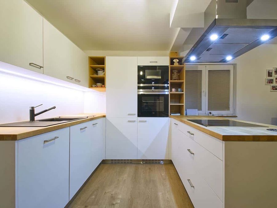 Kuchyň s dubovou deskou Jesenice