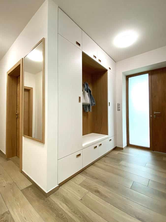 Předsíň s šatními skříněmi