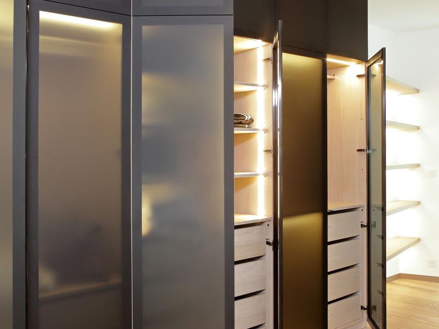 Luxusní šatní dubová skříň s dveřmi z kouřového matného skla s podsvícením