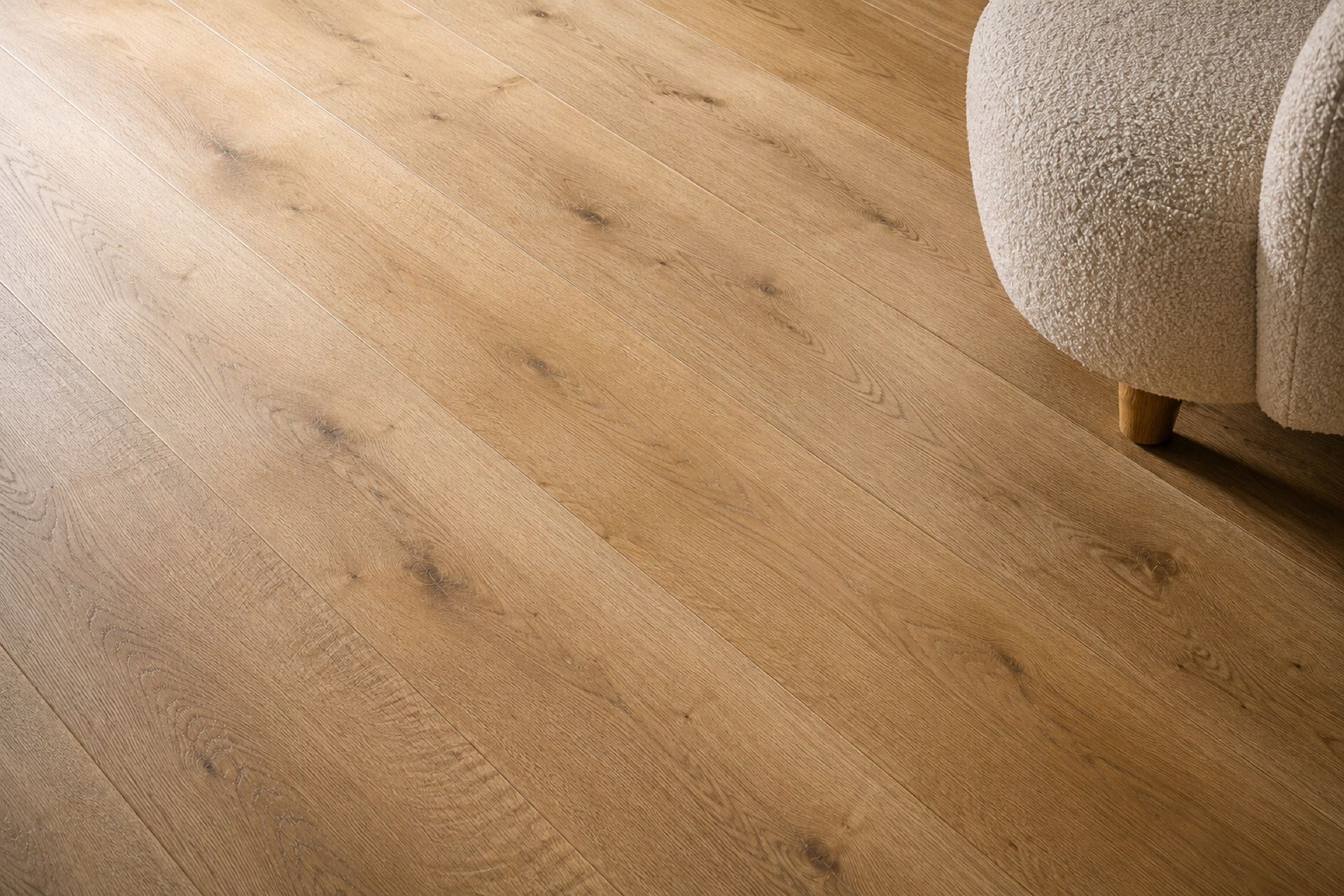 Wide-plank engineered oak 220