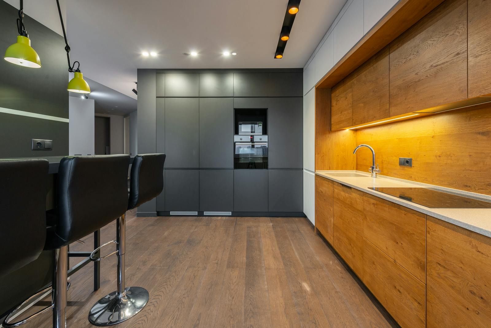 Water-resistant laminate, kitchen / bathroom