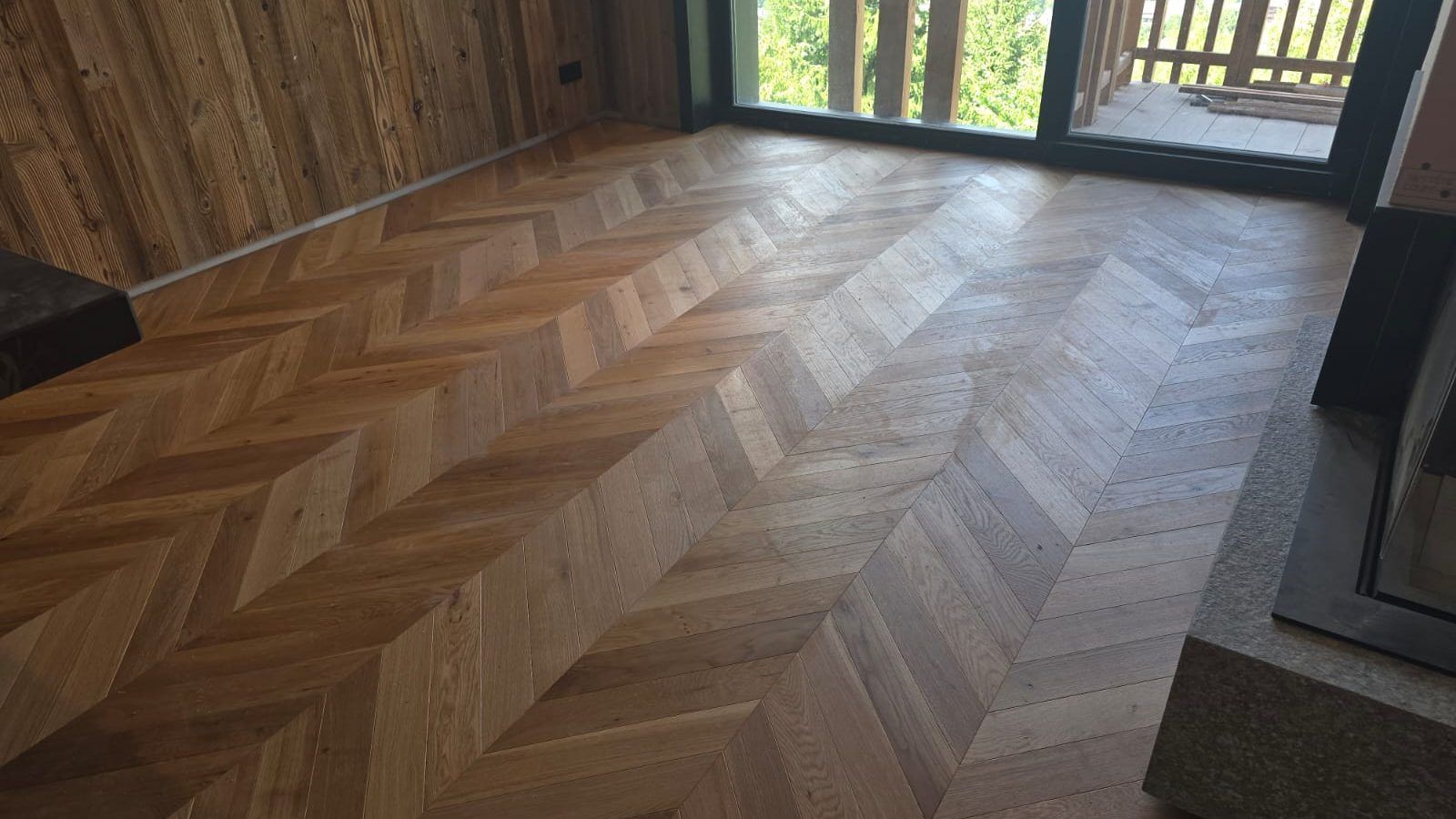 Pose chevron point de Hongrie · chantier chalet en Savoie