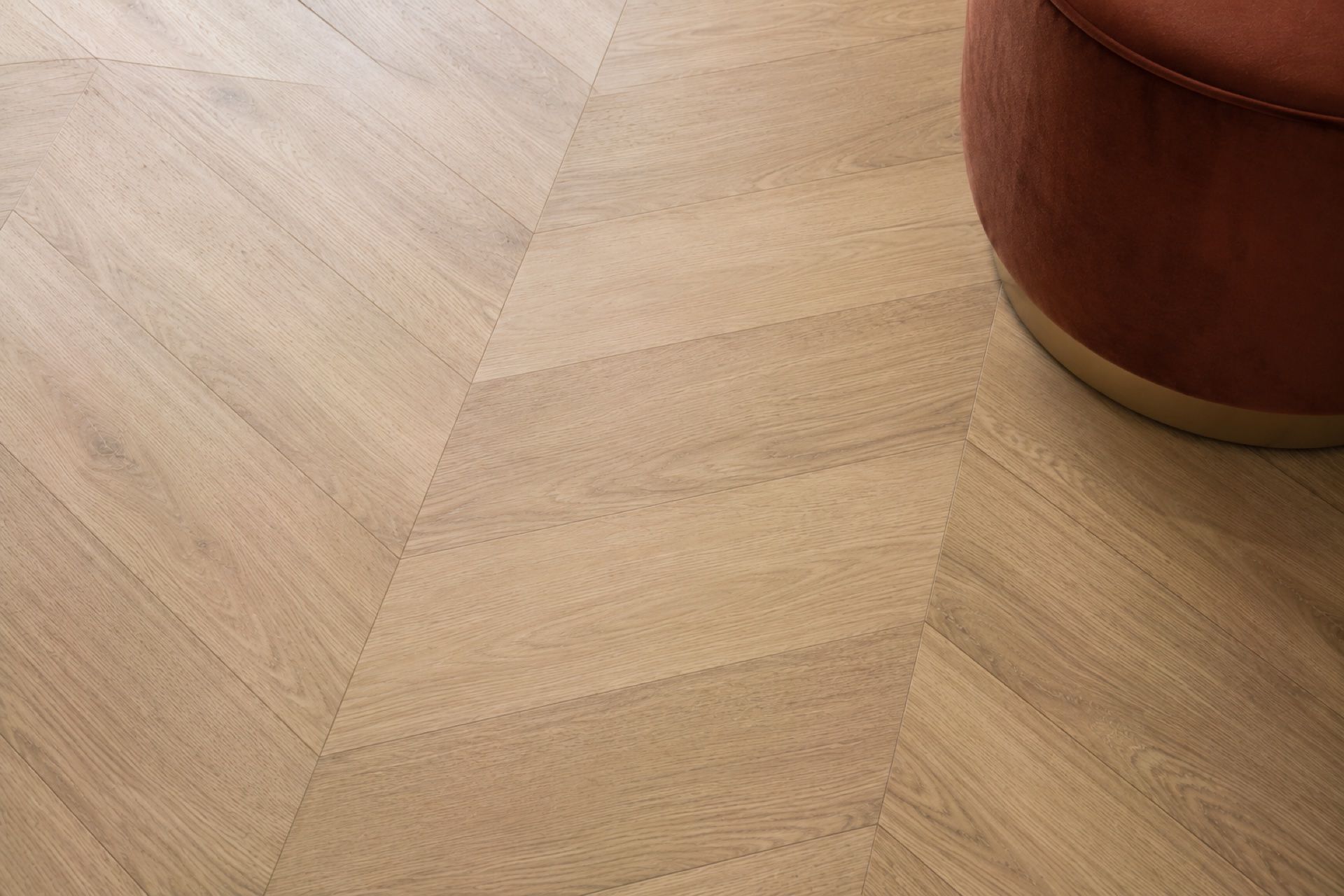 LVT collé chevron 600×120 mm en intérieur premium