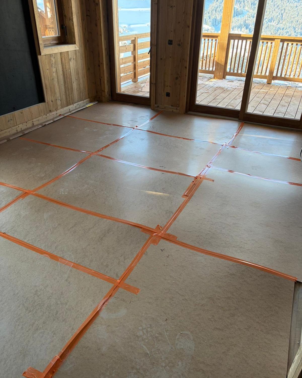 Atelier Sevasol · geste de protection du parquet en chalet