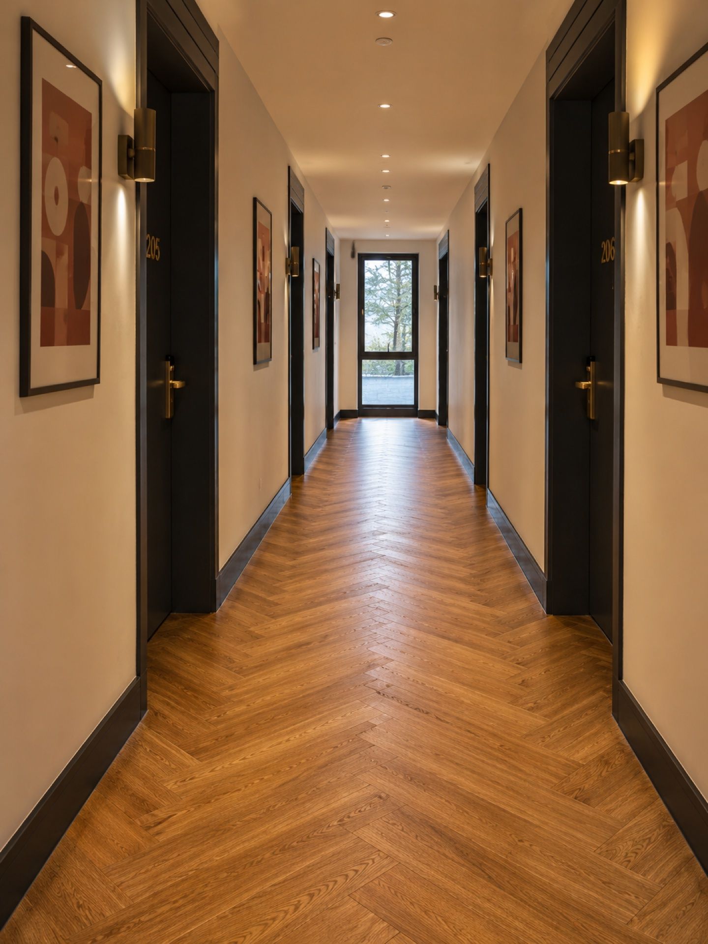 Couloir d'étage de l'Hôtel Mirabeau Spa — perspective LVT chevron