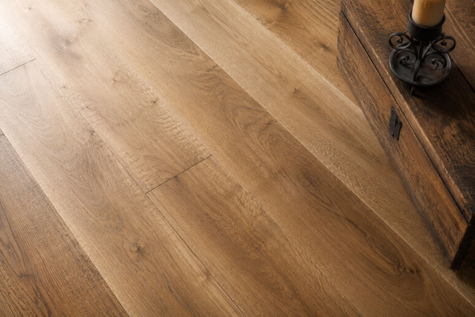 Satin-lacquered natural ash floor
