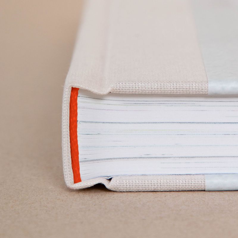 Biografien mit farbigem Kapitalband