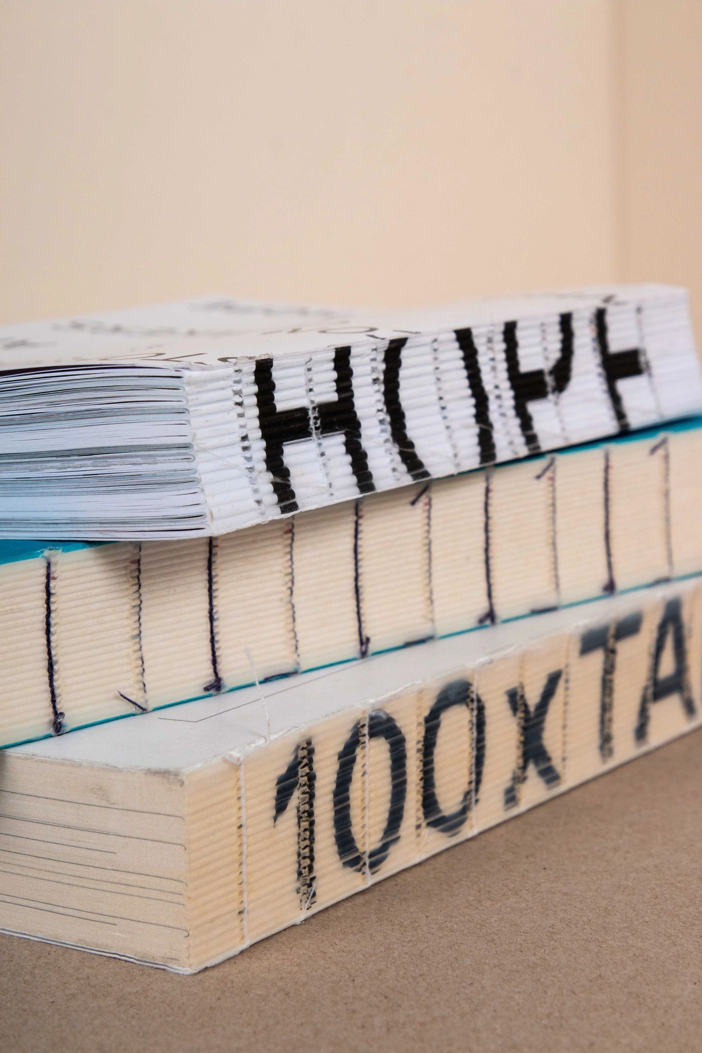 Schweizer Broschuren mit offener Fadenheftung