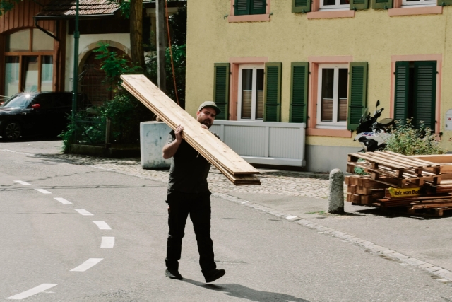 Tragen von Brettern