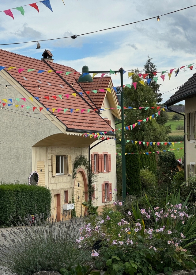 Haus mit Fahnen