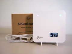 AirGradient ONE monitor interior de calidad del aire con pantalla OLED y barra LED