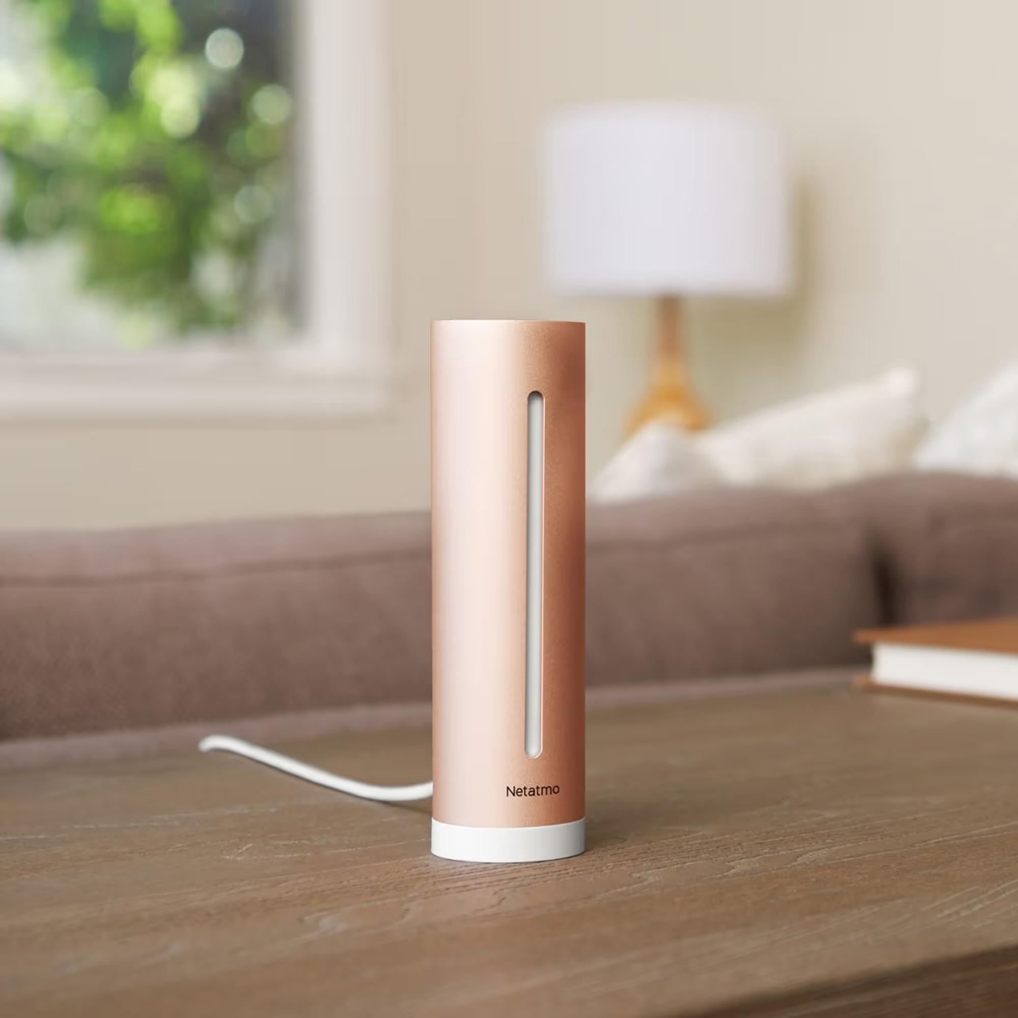 Netatmo Smart Indoor Air Quality Monitor midiendo CO2, temperatura, humedad y nivel de ruido en interior