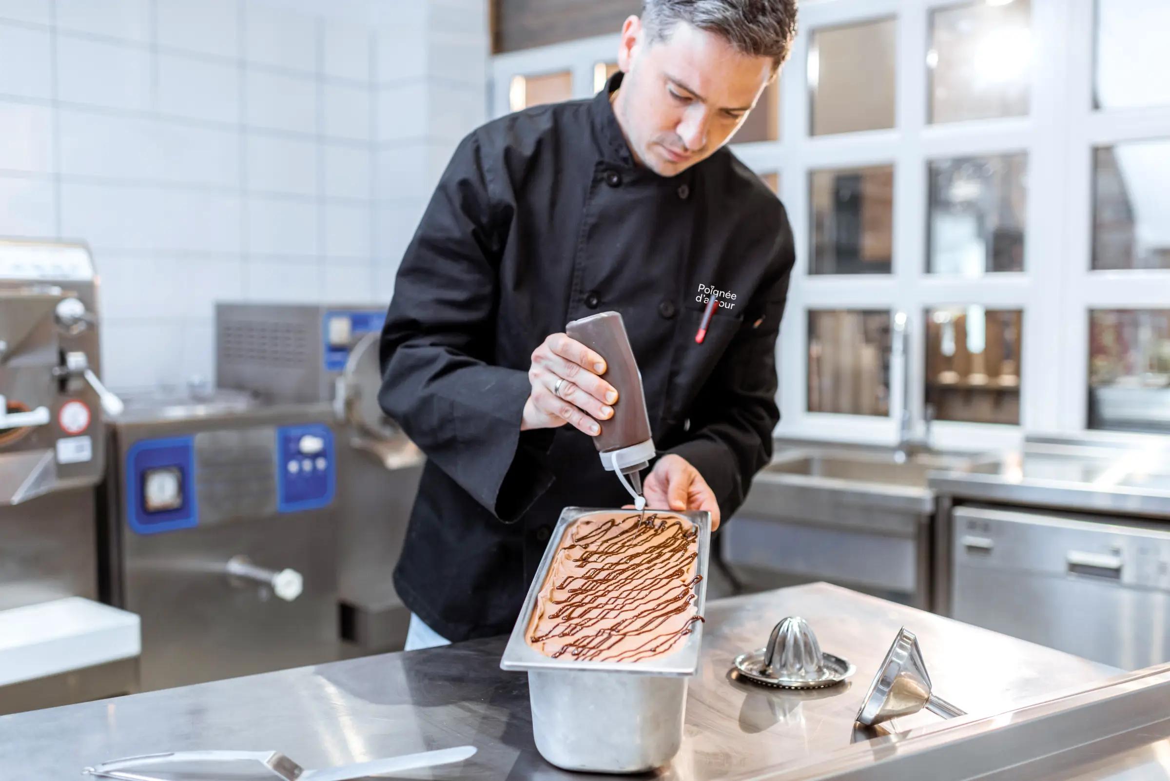Glacier fabrique glace artisanale Poignée d'Amour dans son atelier