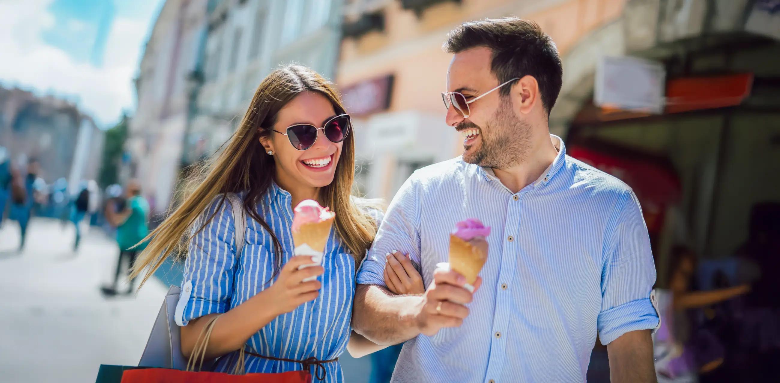 Couple heureux de manger une glace artisanale Poignée d'Amour