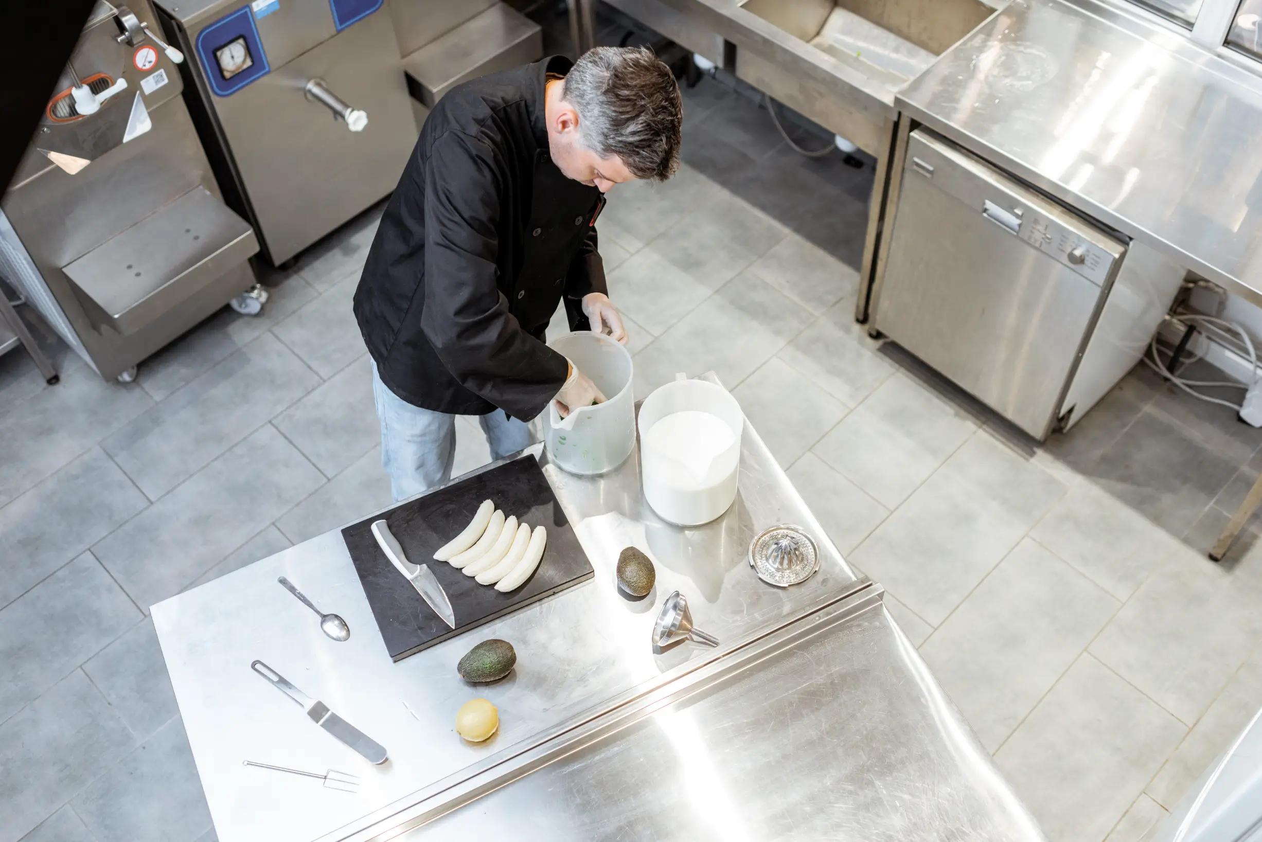 Chef cuisinier préparent une glace artisanale Poignée d'Amour
