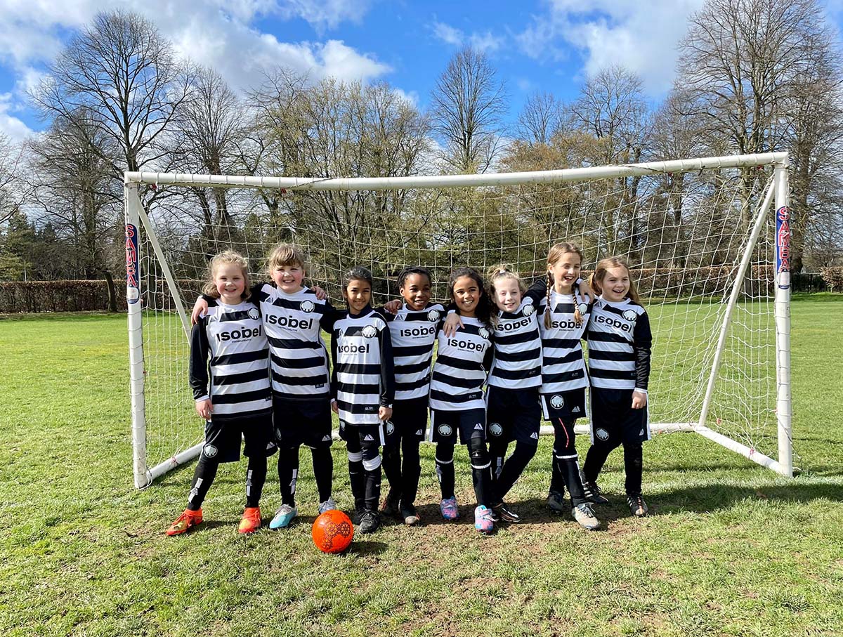 isobel Kicks team