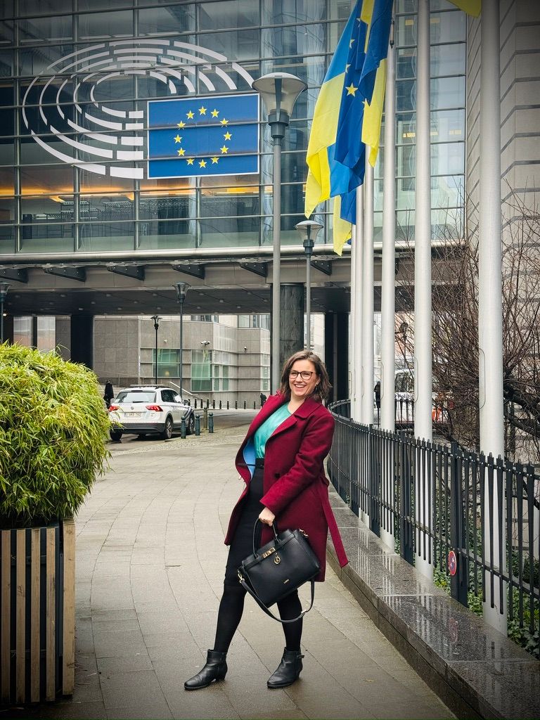 Lisa in Brussels in front of the European Parliament 
