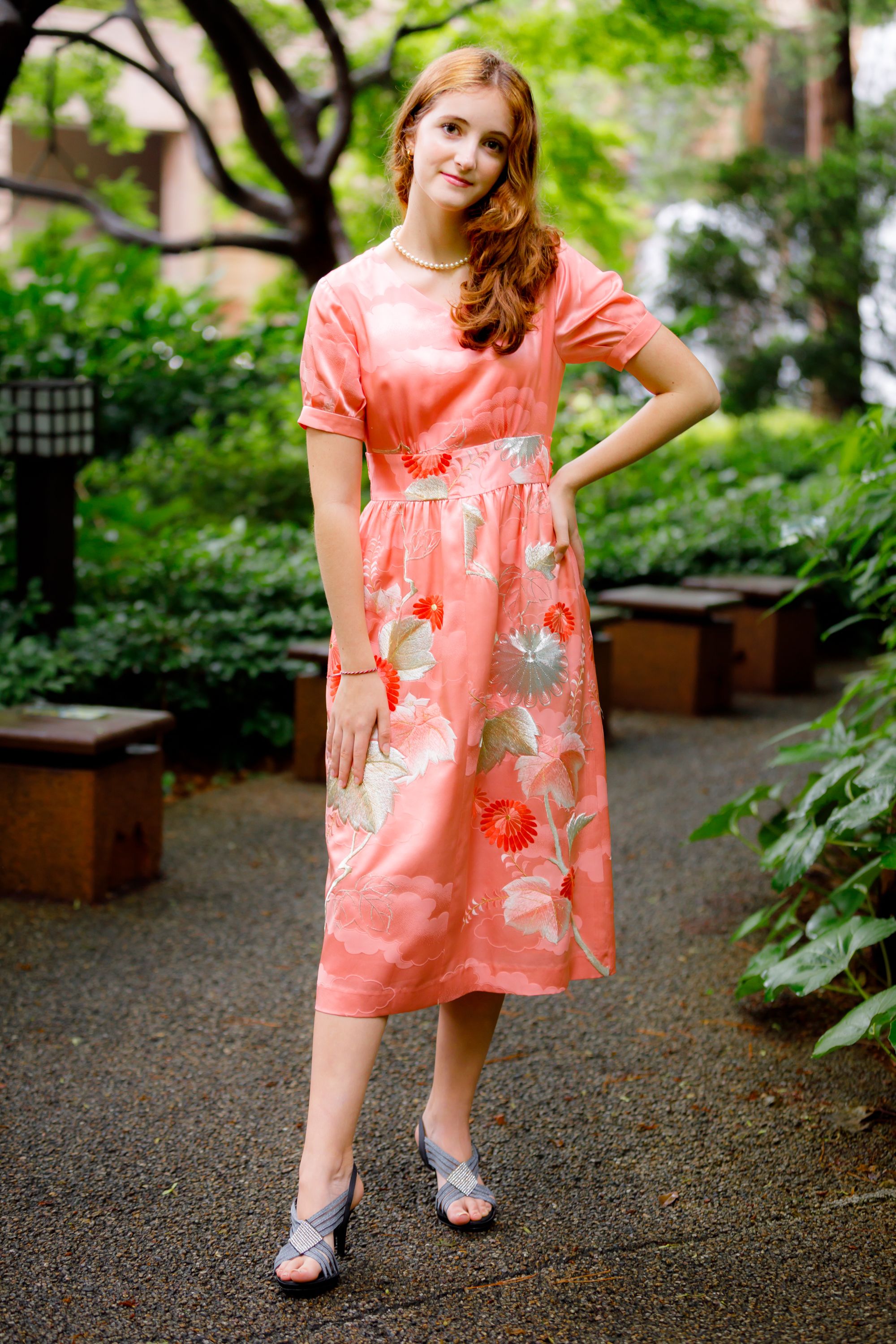 コーラル色の花柄ショートドレス