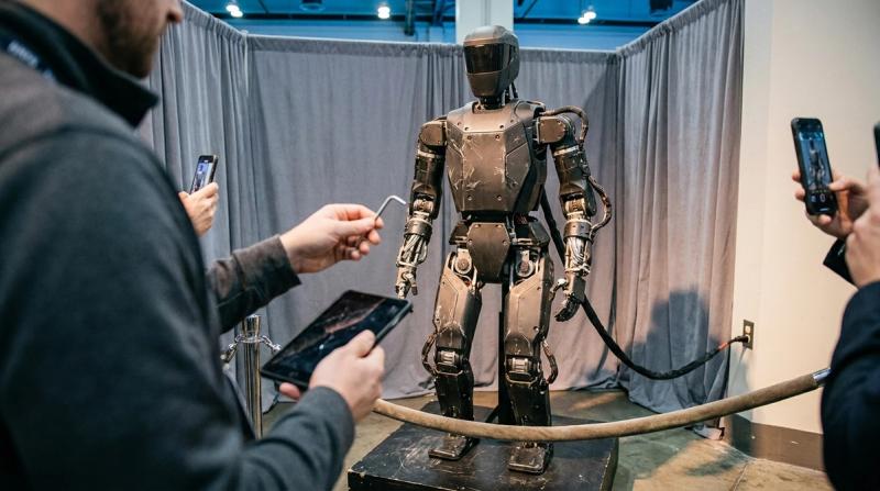 Un robot umanoide cinese tira con l'arco in sella a un cavallo meccanico
