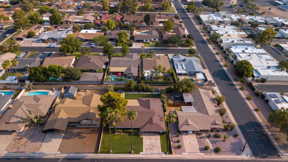 Vista aérea de bairro residencial com lotes, ruas e construções