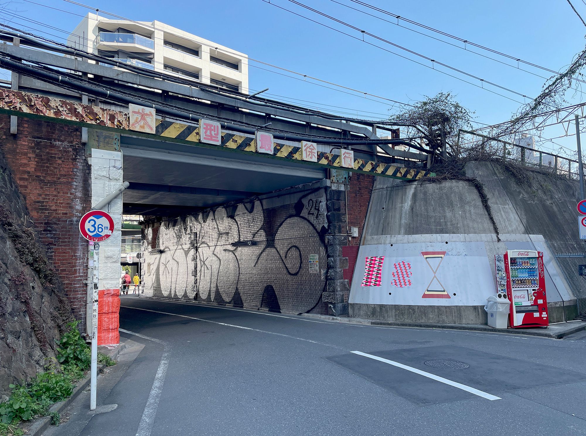 Barry McGee - Untitled → Ebisu Garden Place | Shibuya Arrow