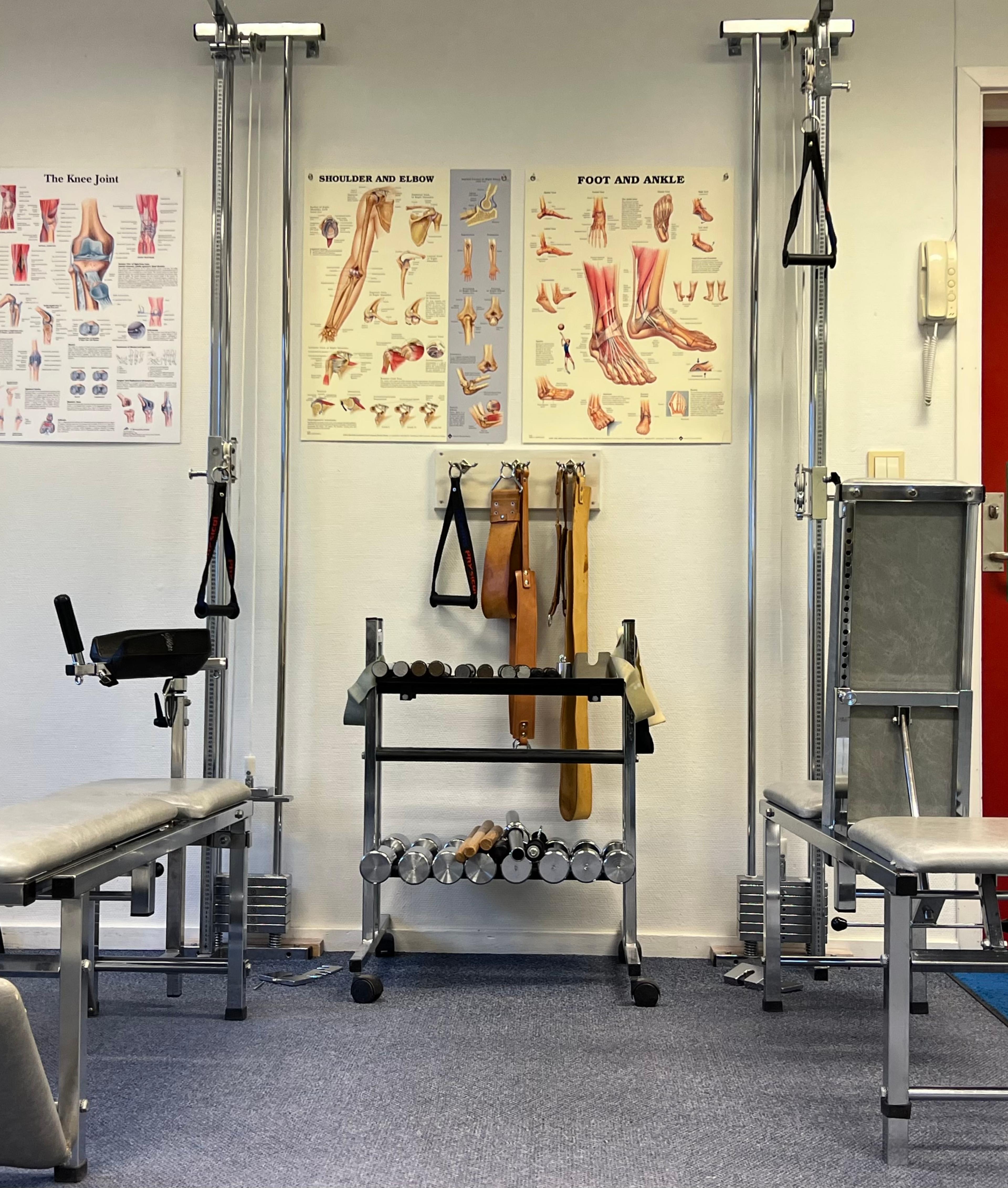 Behandlingsrom med benker og treningsutstyr