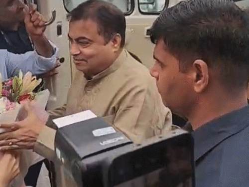 नितिन गडकरी दिल्ली-मुंबई एक्सप्रेसवे का निरीक्षण करने अलवर पहुंचे: केंद्रीय मंत्री के दौरे से पहले कोटा की सड़क को सजाया गया - कोटा समाचार
