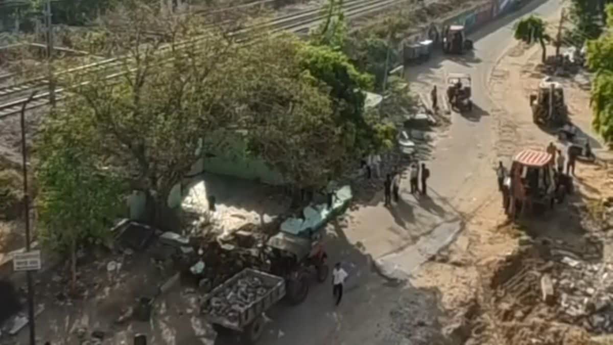जयपुर में 5 धार्मिक अतिक्रमणों पर चला बुलडोजर, कड़े पुलिस पहरे में हुई कार्रवाई, बंद रहा इंटरनेट