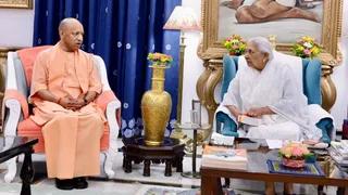 मुख्यमंत्री योगी आदित्यनाथ ने राज्यपाल आनंदीबेन पटेल से की भेंट, CM ने जन भवन में प्रदान की पुस्तक
 - cm yogi adityanath meet governor anandiben patel in jan bhawan in lucknow