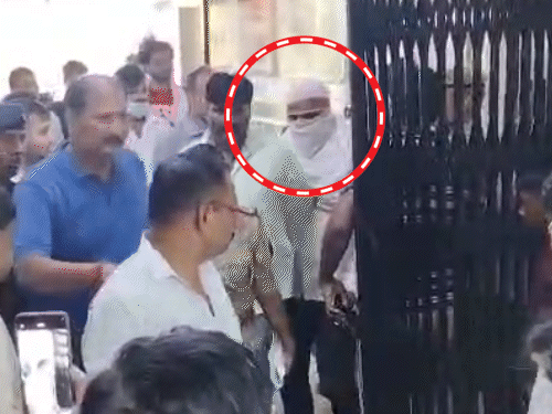 सिपाही ने 10-साल की बच्ची से रेप कर हत्या की: गोरखपुर जिला अस्पताल में डॉक्टरों-नर्सों ने पीटा; यहीं से किडनैप कर श्मशान ले गया था - Gorakhpur News