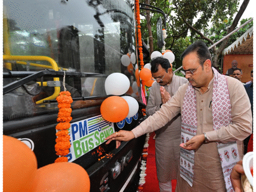 जयपुर को मिली 16 नई ई-बसें: CM भजनलाल ने दिखाई हरी झंडी; कहा- धुआं और शोर नहीं - Jaipur News