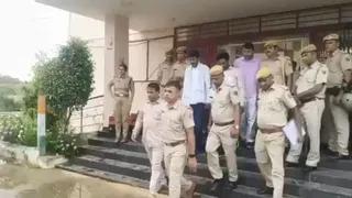 राजस्थान में SDM को थप्पड़ मारने वाले नरेश मीणा ने किया सरेंडर, कोर्ट ने भेजा जेल
- naresh meena jailed for slapping sdm in rajasthan