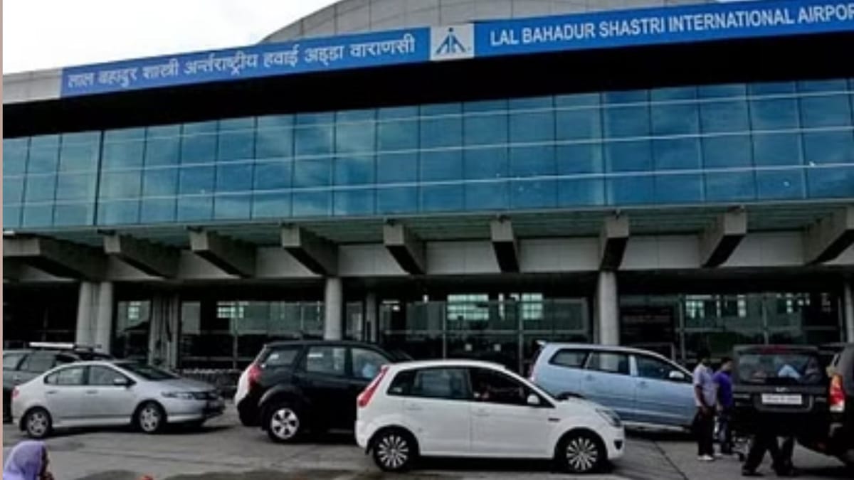 वाराणसी में ट्रेन से गिरा युवक: लखनऊ जाते समय हादसा, बिलखते दंपती ने स्टेशन मास्टर से मांगी मदद; जानें मामला