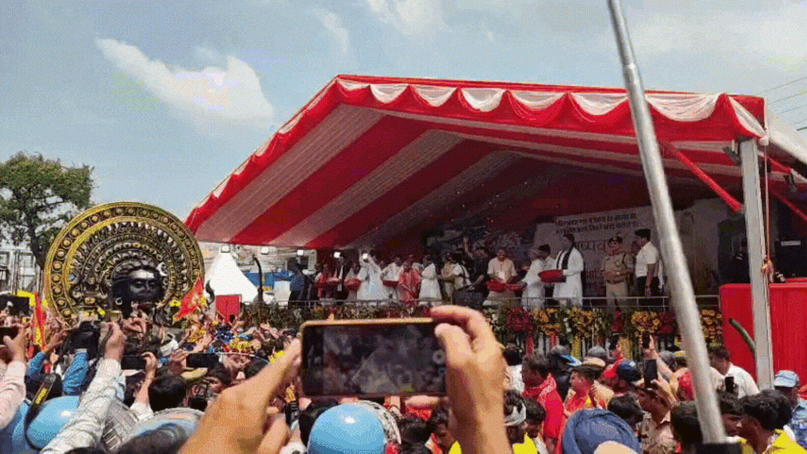 VIDEO: योगी ने कांवड़ियों पर बरसाए फूल, मंच के पास ड्रोन उड़ाने वाला पकड़ा गया