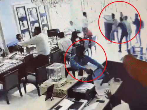 ज्वेलरी-शोरूम फायरिंग मामले में अब तक पुलिस के हाथ खाली: हजारों CCTV फुटेज देखे, 14 टीम कर रही तलाश; आरोपियों के राजस्थान से बाहर जाने की संभावना - Sikar News