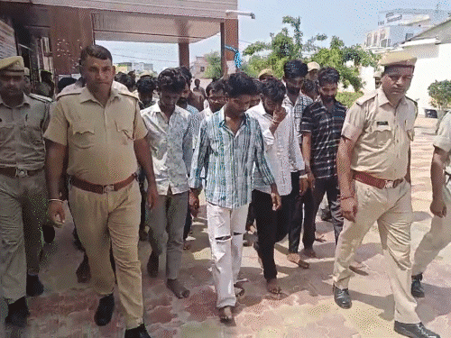 खाटू श्यामजी में भक्तों को परेशान करने के आरोप में 18 गिरफ्तार: तीर्थयात्रियों पर होटल और गेस्ट हाउस में कमरे बुक करने का दबाव डाला गया - सीकर समाचार